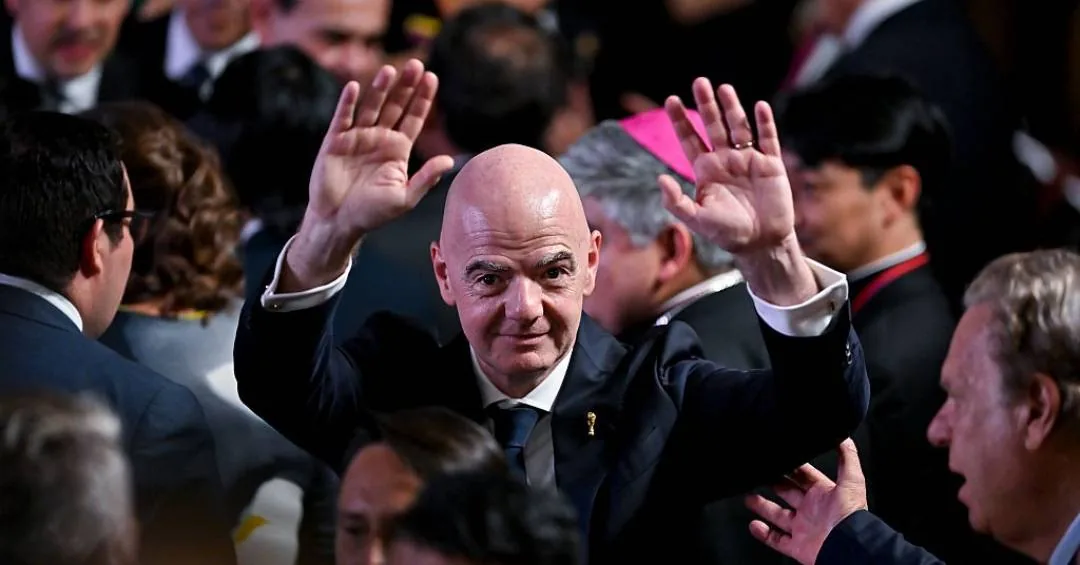 Infantino encontra presidente da Conmebol e reforça apoio sul-americano em meio à crise na Fifa