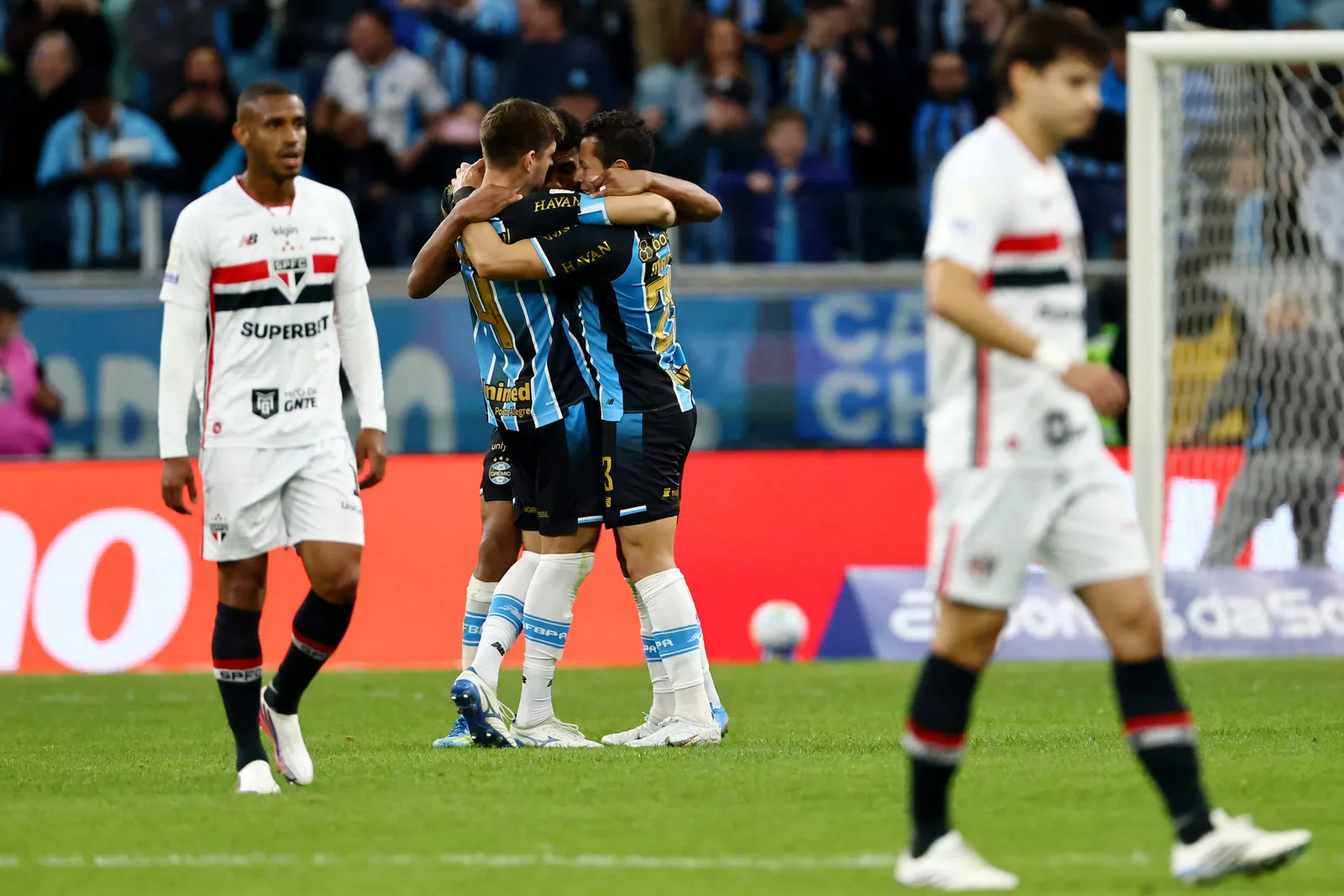 Grêmio vence São Paulo e deixa o Internacional na zona de rebaixamento