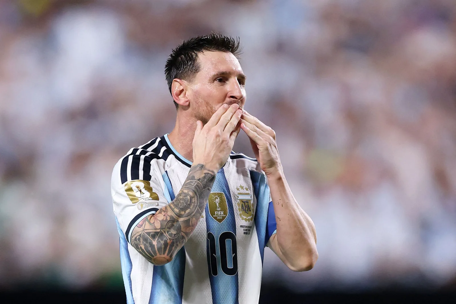 Messi desembarca em Rosário para se despedir do pai, morto aos 68 anos