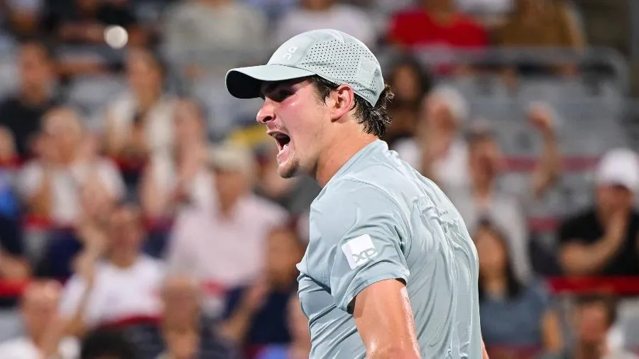 João Fonseca celebra ponto marcado contra Casper Ruud no Masters 1000 de Montreal